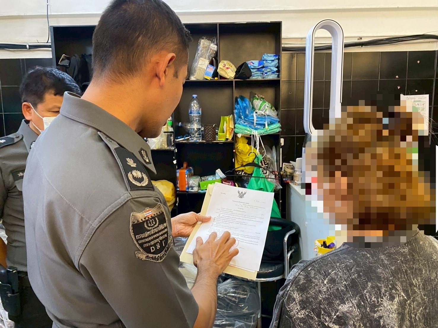 DSI ตรวจค้นอาคารพาณิชย์เก็บสินค้าละเมิดเครื่องหมายการค้าย่านเขตราชเทวี  ยึดสินค้าที่ละเมิดเครื่องหมายการค้ากว่า 50,000 ชิ้น มูลค่าความเสียหาย 20 ล้านบาท