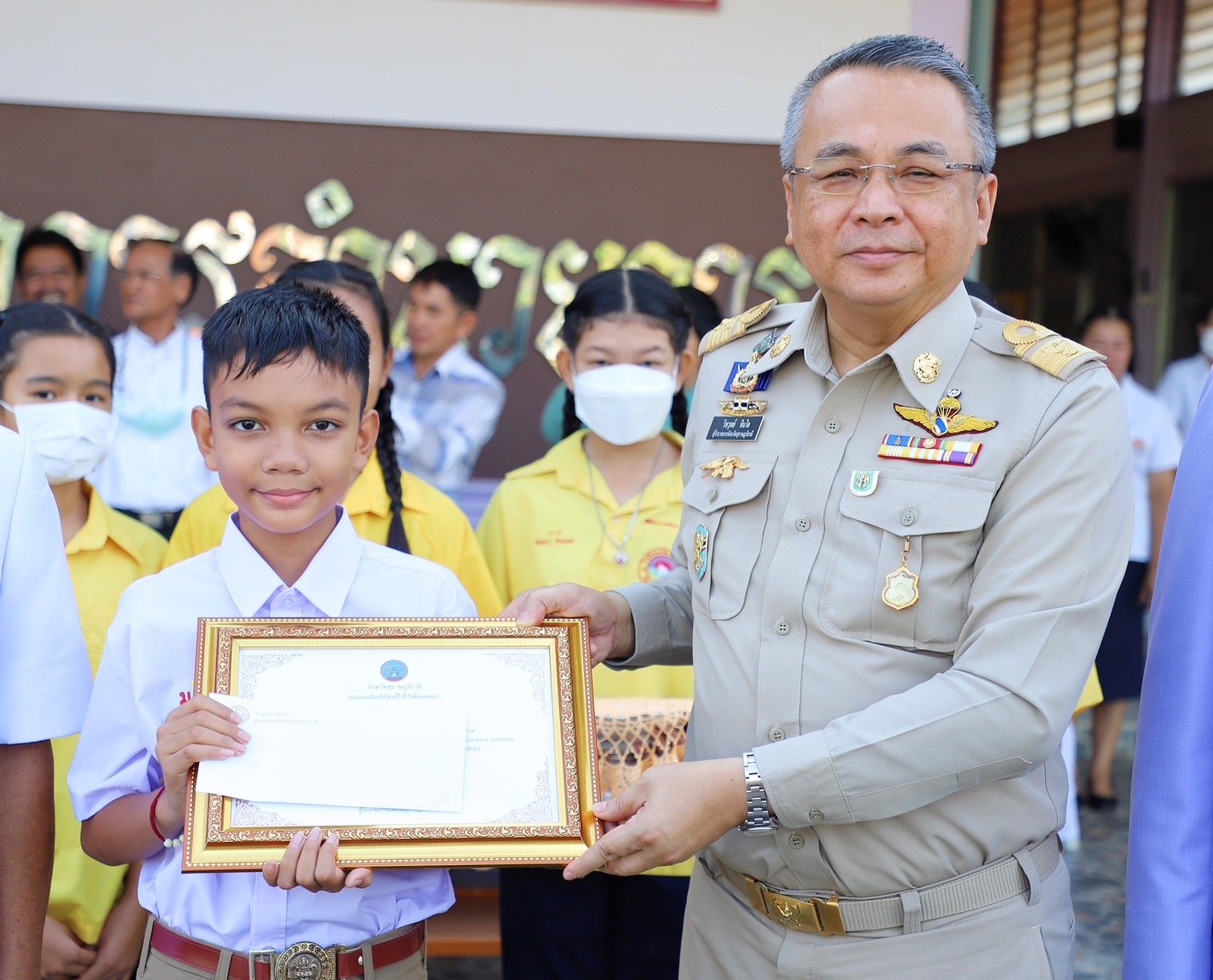 "ทำดีต้องชื่นชม" ผู้ว่าราชการจังหวัดสุราษฎร์ธานี มอบประกาศเกียรติคุณ น้องข้าวปั้น เด็กยอดกตัญญู ขอออกรายการซุปเปอร์เท็น โชว์ฝีมือปั้น หารายได้รักษาแม่ป่วยมะเร็ง ผลงานเข้าตา อ.เฉลิมชัย รับเป็นศิษย์