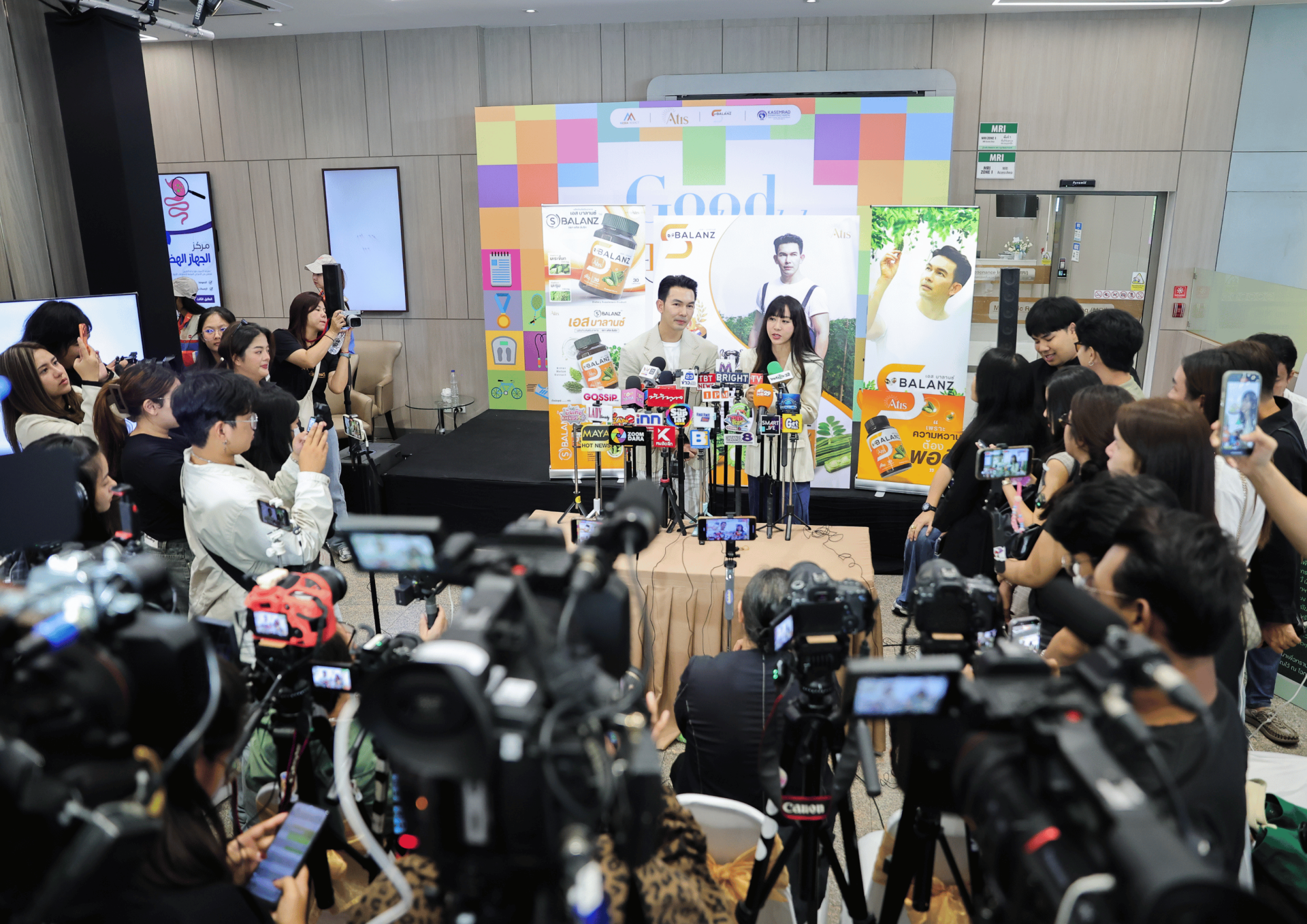 ดร.อั้ม อธิชาติ และ วีเจจ๋า ณัฐฐาวีรนุช ในงาน ”Good Health Great Heart — เฮลธ์ตี้ทั้งตัว หัวใจแฮปปี้” 