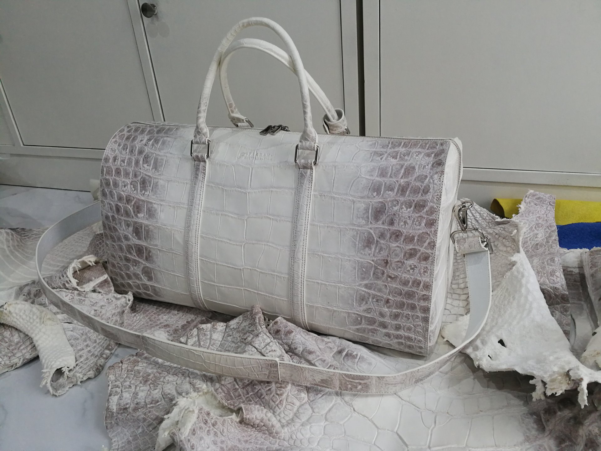 Pure White Faux Crocodile Leather Handbag (Stunning) | Leather handbags,  Fancy bags, Womens purses