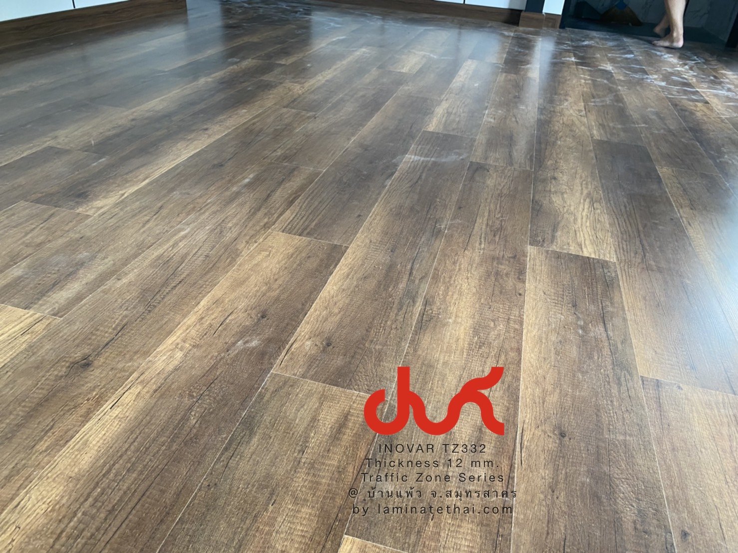 ติดตั้ง พื้นไม้ลามิเนต INOVAR TZ332 หนา 12 มม. ติดตั้ง พื้นไม้ลามิเนต INOVAR TZ332 หนา 12 มม.