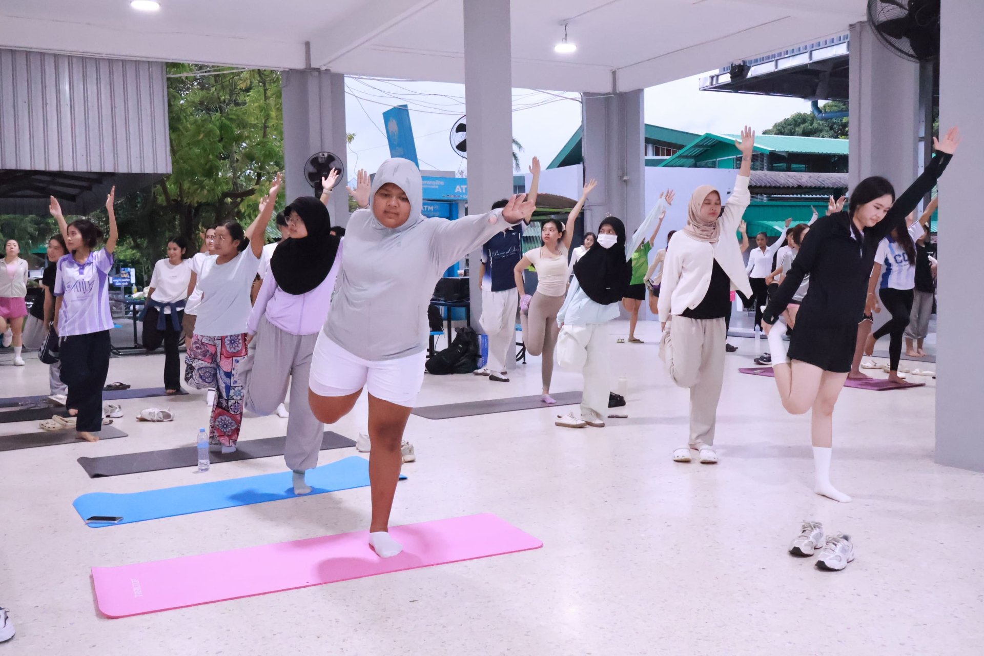 Keeping Fit - Yoga (BBA69)