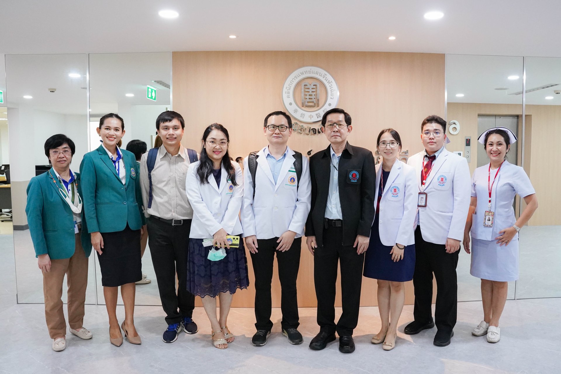 คลินิกการแพทย์แผนจีนหัวเฉียว ให้การต้อนรับคณะจากศูนย์การแพทย์กาญจนาภิเษก ในโอกาสเข้าศึกษาดูงานการจัดบริการด้านการแพทย์แผนจีน คลินิกการแพทย์แผนจีนหัวเฉียว ให้การต้อนรับคณะจากศูนย์การแพทย์กาญจนาภิเษก ในโอกาสเข้าศึกษาดูงานการจัดบริการด้านการแพทย์แผนจีน