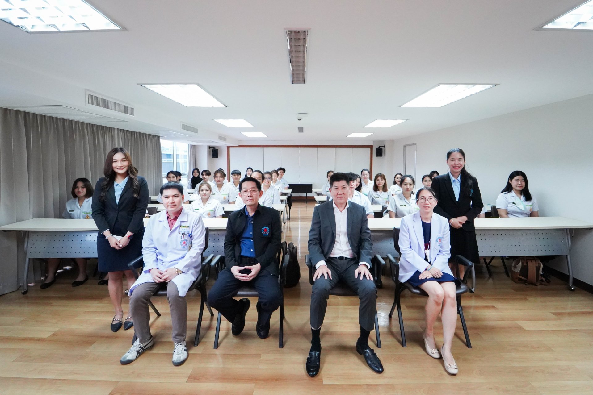 คลินิกการแพทย์แผนจีนหัวเฉียว จัดพิธีปฐมนิเทศนักศึกษาฝึกงาน มหาวิทยาลัยแม่ฟ้าหลวง คลินิกการแพทย์แผนจีนหัวเฉียว จัดพิธีปฐมนิเทศนักศึกษาฝึกงาน มหาวิทยาลัยแม่ฟ้าหลวง