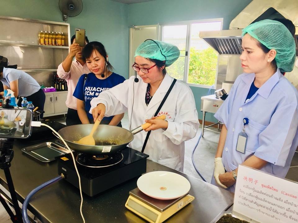คณะการแพทย์แผนจีนเฉิงตู สาธิตการแปรรูปสมุนไพรจีน คณะการแพทย์แผนจีนเฉิงตู สาธิตการแปรรูปสมุนไพรจีน