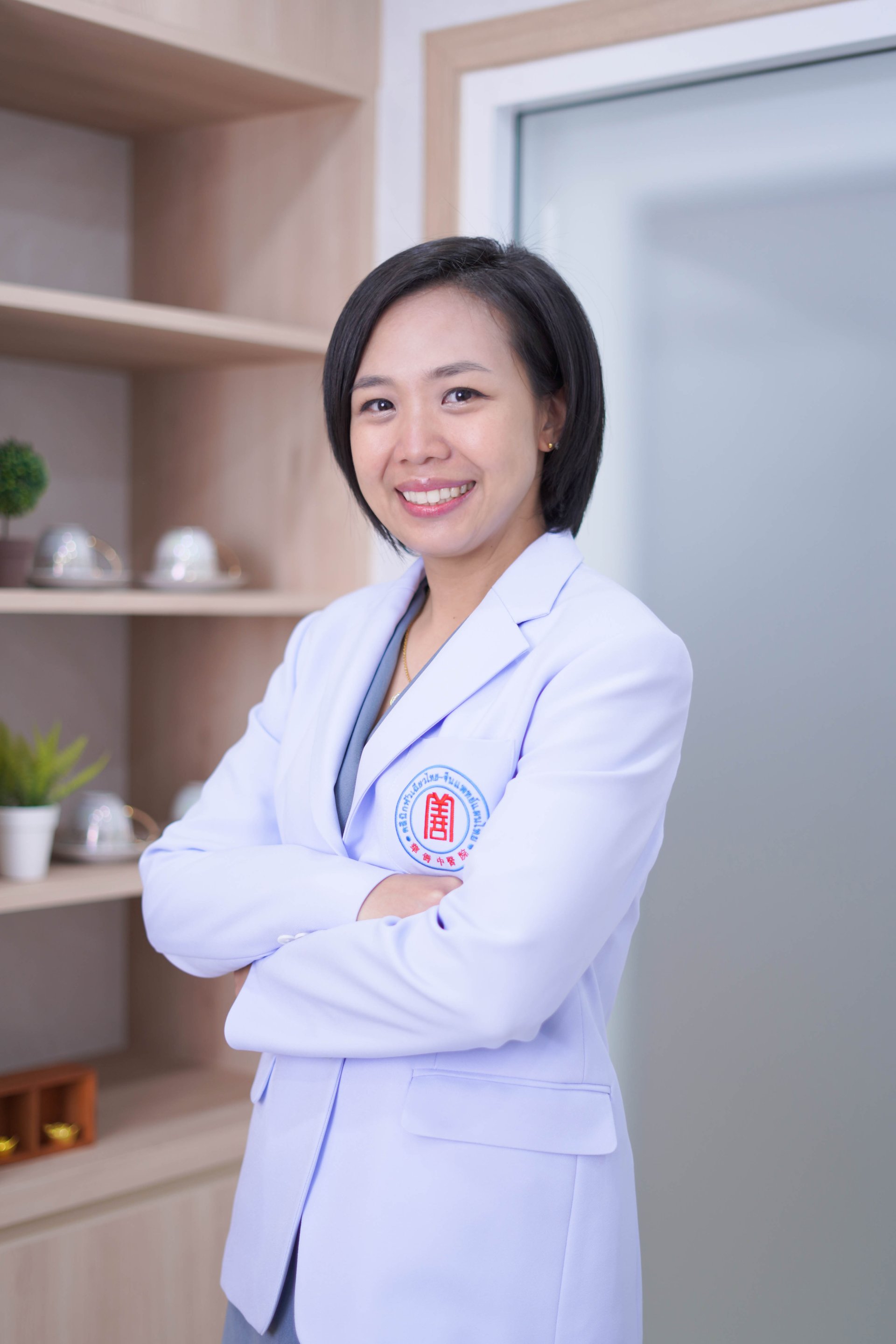 แพทย์จีนอาวุโส ธนภร ตันสกุล (หมอจีน เฉิน รุ่ย อิ๋น) แพทย์จีนอาวุโส ธนภร ตันสกุล (หมอจีน เฉิน รุ่ย อิ๋น)