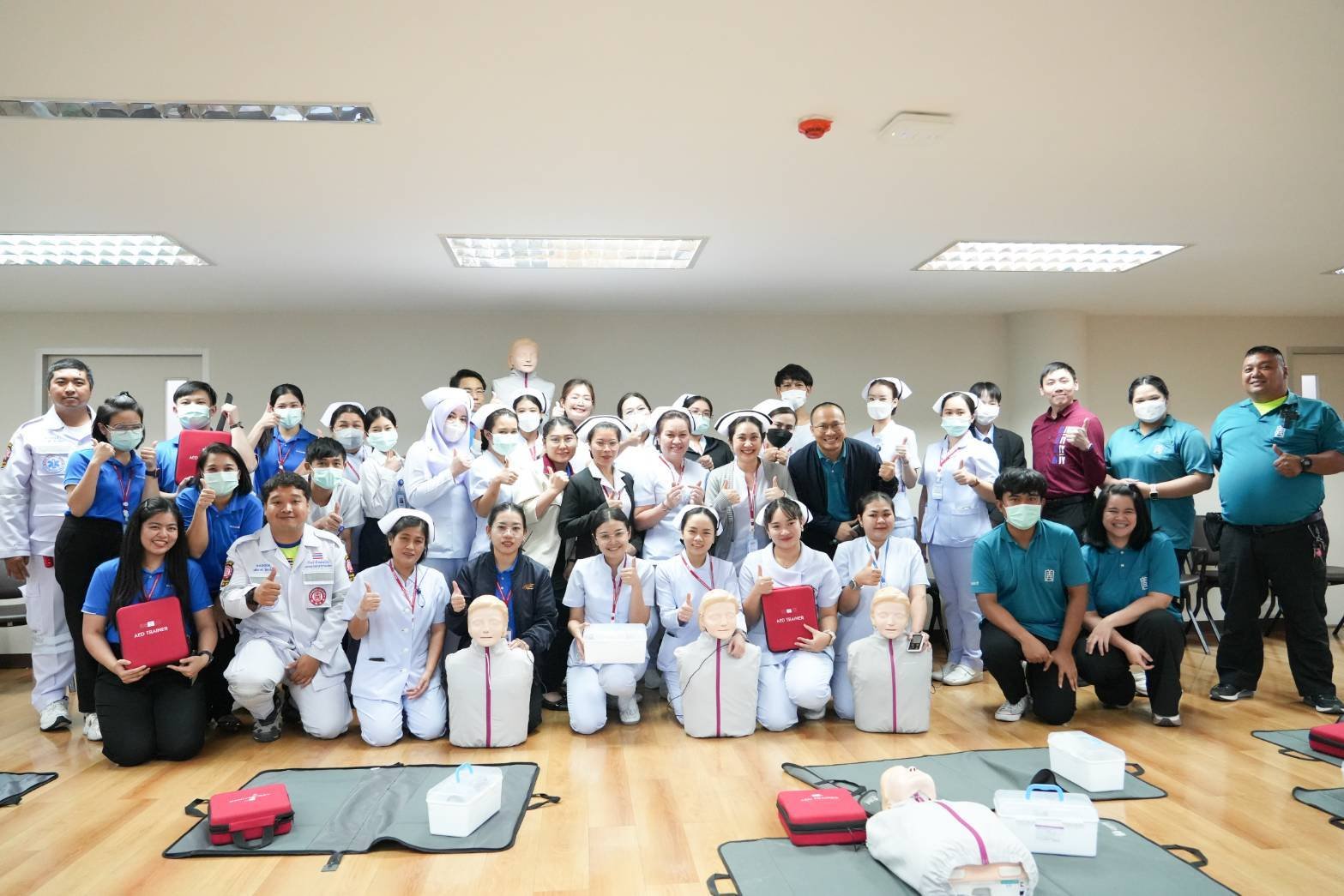 คลินิกการแพทย์แผนจีนหัวเฉียว ยกระดับความปลอดภัย จัดอบรมการช่วยชีวิตขั้นพื้นฐานและการใช้เครื่อง AED  คลินิกการแพทย์แผนจีนหัวเฉียว ยกระดับความปลอดภัย จัดอบรมการช่วยชีวิตขั้นพื้นฐานและการใช้เครื่อง AED