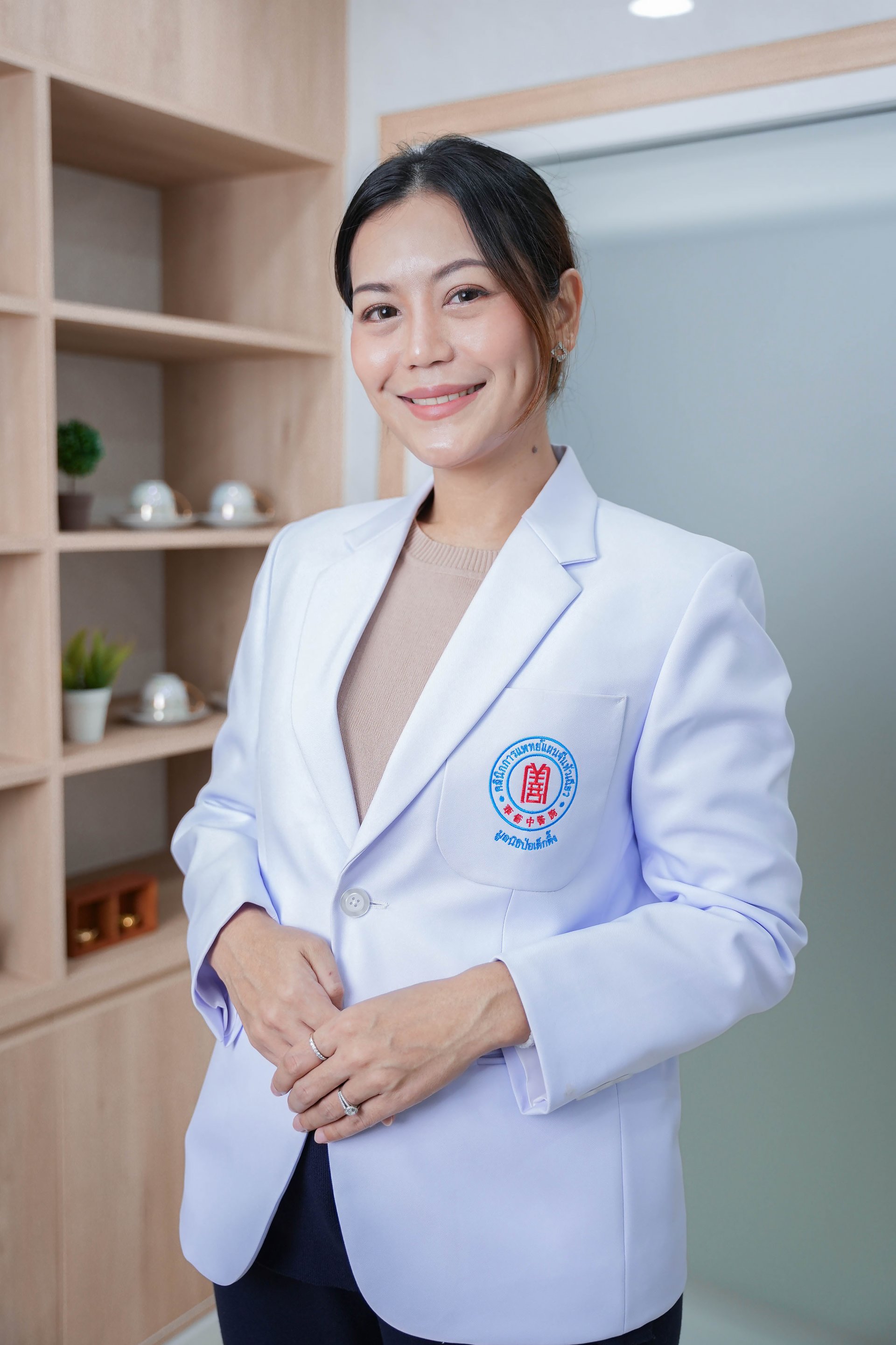 แพทย์จีน กนิษฐา ใจเย็น แสงสกุล (หมอจีน จาง เยว่ ฟาง) แพทย์จีน กนิษฐา ใจเย็น แสงสกุล (หมอจีน จาง เยว่ ฟาง)