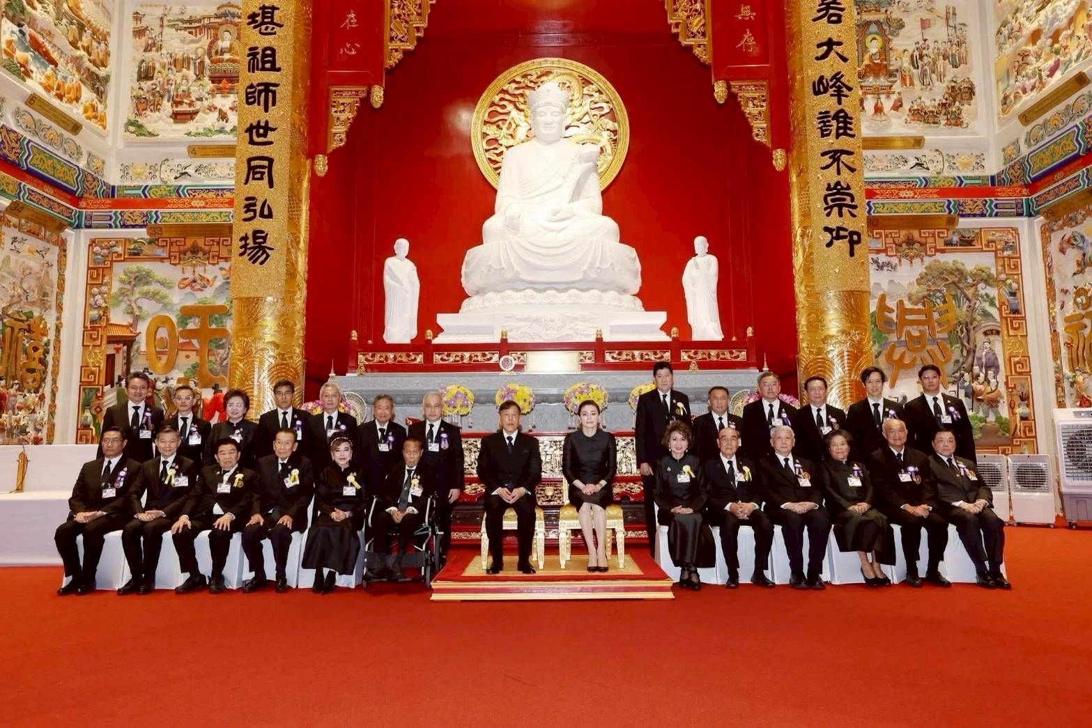 คลินิกการประกอบโรคศิลปะ สาขาการแพทย์แผนจีนหัวเฉียว ร่วมเฝ้าทูลละอองธุลีพระบาทรับเสด็จ พระบาทสมเด็จพระเจ้าอยู่หัว และสมเด็จพระนางเจ้าฯ พระบรมราชินี ในโอกาสเสด็จพระราชดำเนินทรงเปิด ศาลเจ้าไต้ฮงกงหยกขาว เฉลิมพระเกียรติ ๗๒ พรรษา