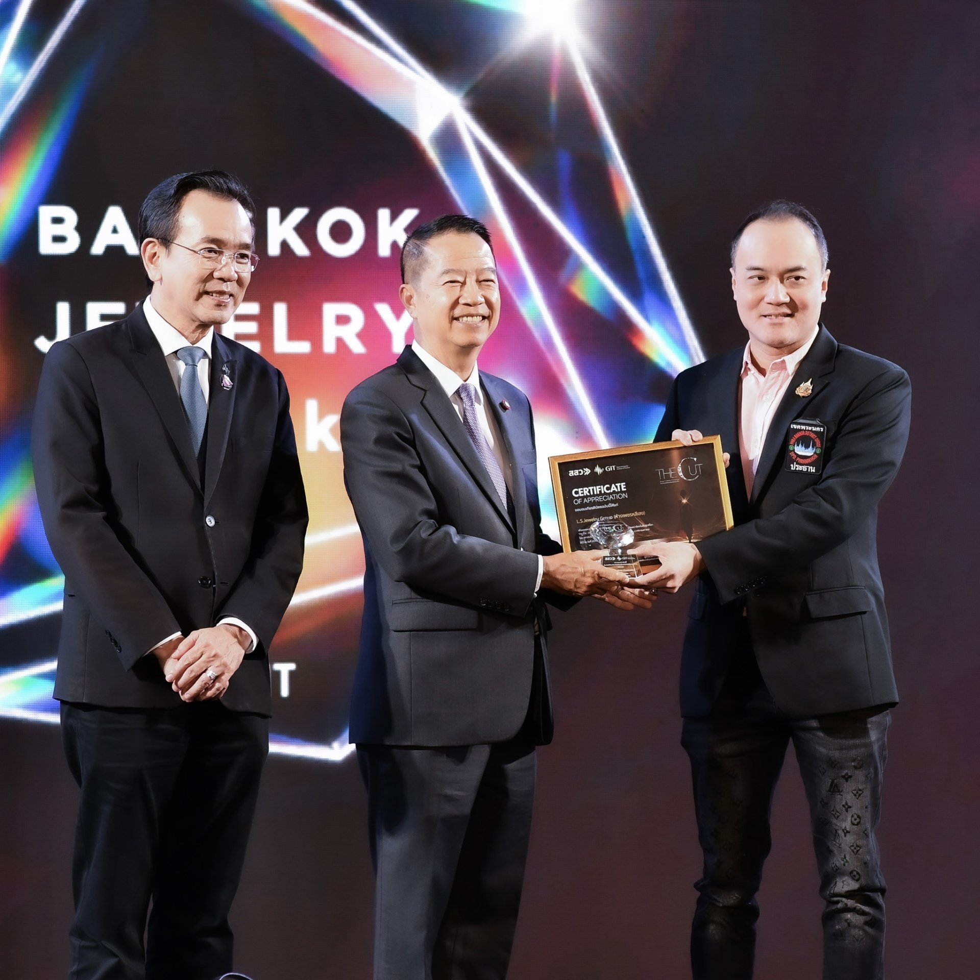 ห้างเพชรหลีเสง (L.S. Jewelry Group) ร่วมผลักดันอุตสาหกรรมอัญมณีและเครื่องประดับ โดยเป็นผู้สนับสนุนรายการเรียลลิตี้โชว์ THE CUT Design Identity Challenge ศึกประชันอัตลักษณ์ เจียระไนฝันสู่เวทีโลก 