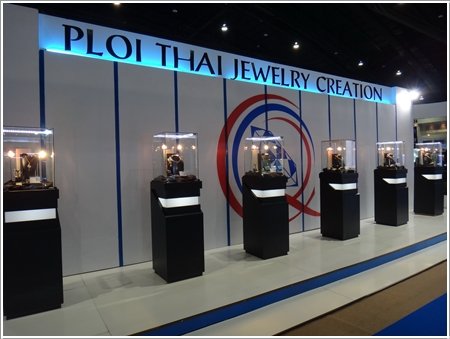 ชุดเครื่องประดับเพชร Heart & Arrow คุณภาพสูงสุด “The Resplendent Charming” ของ Lee Seng Jewelry (L.S. Jewelry Group) ได้รับการคัดเลือกจาก Ploi Thai ในงาน Bangkok Gems & Jewelry Fair 52nd ให้เป็นจิวเวลรี่ “พลอยไทย” 2013 จากจำนวนบริษัทกว่า 3,000 บริษัท