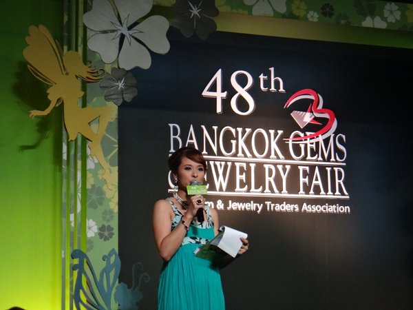 ชุดมรกตจาก Lee Seng Jewelry (L.S. Jewelry Group) ได้รับคัดเลือกให้เป็นจิวเวลรี่ Grand Opening ในงานแถลงข่าว  Bangkok & Jewelry Fair  ครั้งที่ 48  ณ ห้องแกรนด์ บอลรูม โรงแรมแชงกีรา ในวันที่ 24 สิงหาคม 2554