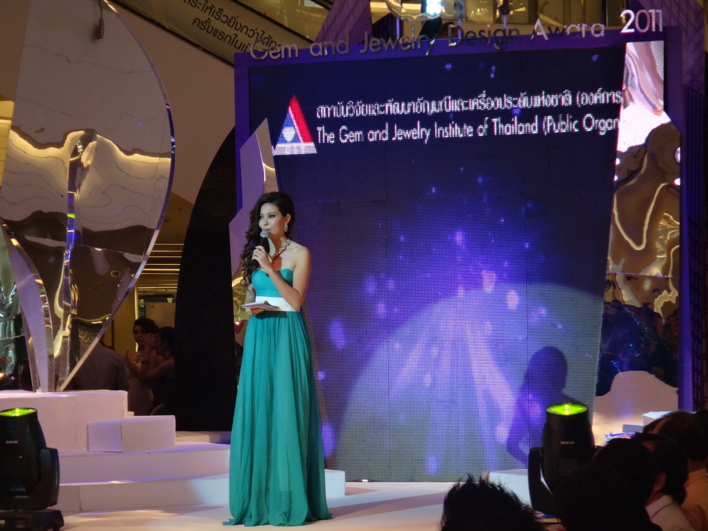 Lee Seng Jewelry (L.S. Jewelry Group) เป็นผู้สนับสนุนหลักอย่างเป็นทางการในโครงการประกวดออกแบบเครื่องประดับ ครั้งที่ 5 ในหัวข้อ The Mega Project - Jewelry Design Inspired by Architectural Concept