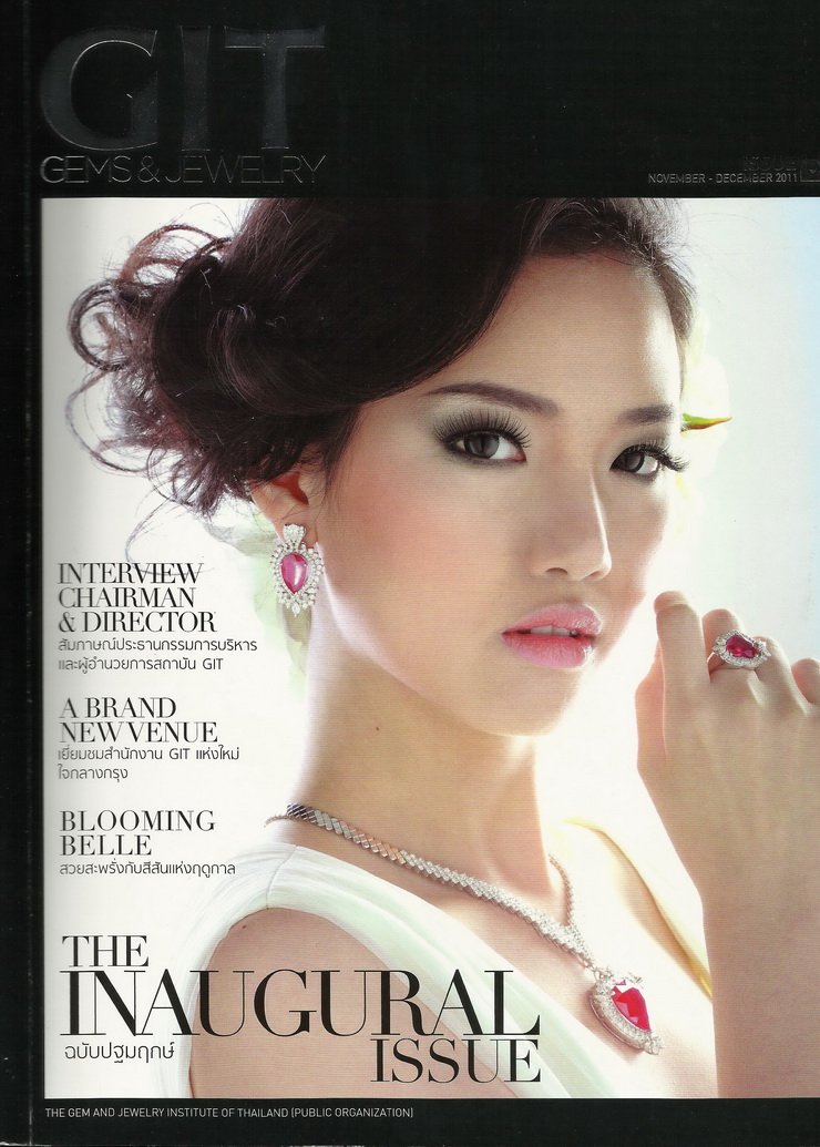 ภาพผู้บริหาร L.S. Jewelry Group ในงาน Bangkok Gems & Jewelry Fair ลงหนังสือ GIT  Issue 1