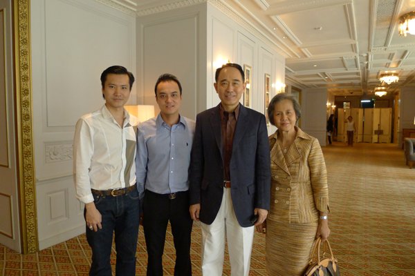 ผู้บริหาร L.S. Jewelry Group ร่วมงานเลี้ยงขอบคุณผู้ถือหุ้น VIP บริษัทปูนซีเมนต์ไทย (SCG) โดยคุณกานต์ ตระกูลฮุน กรรมการผู้จัดการใหญ่ ณ โรงแรมโอเรียนเต็ล 21 สิงหาคม 2554