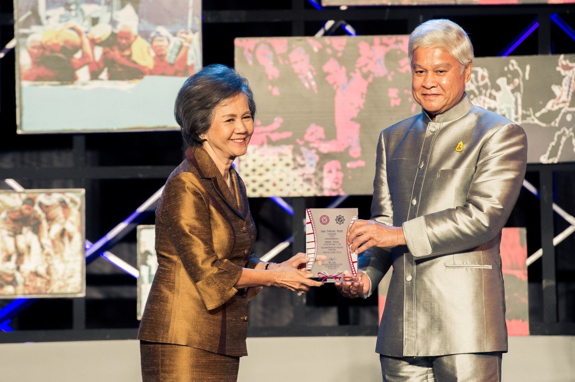 คุณนฤมล  สุรเศรษฐ ประธานกลุ่ม L.S. Jewelry Group ได้รับโล่เกียรติยศบุคคลดีเด่น ประจำปี 2554 - 2555 โดยสมาคมช่างภาพสื่อมวลชนแห่งประเทศไทย