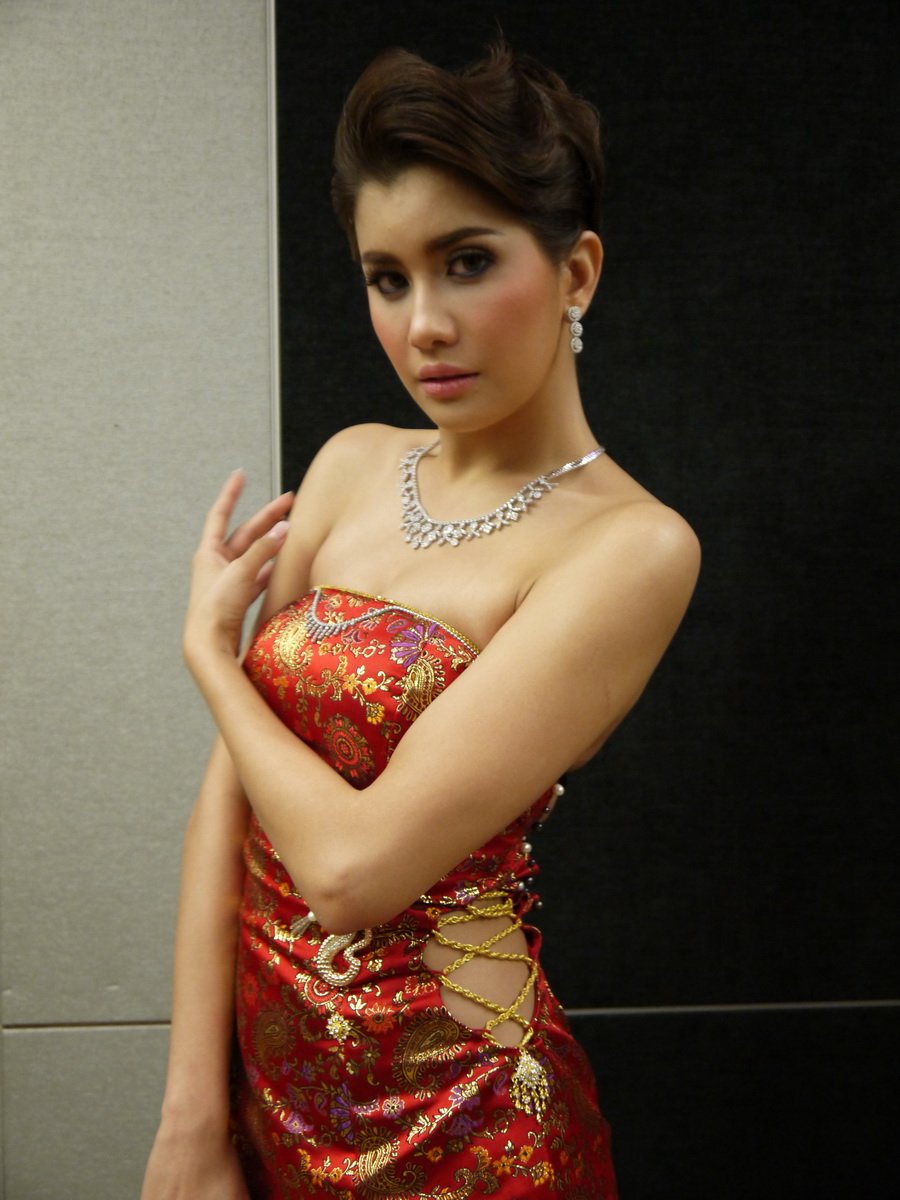 Lee Seng Jewelry เป็นผู้สนับสนุนมงกุฎเพชร LS Star อย่างเป็นทางการให้แก่ผู้ชนะการประกวด Miss Thailand Chainese Cosmos 2013