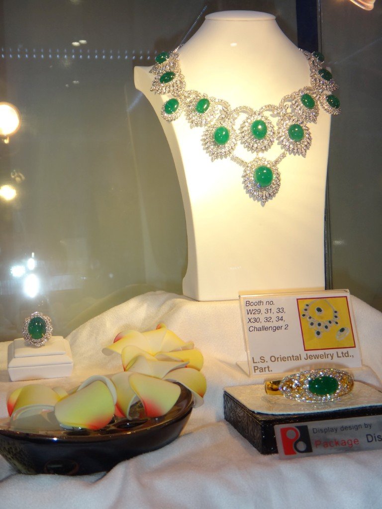 ชุดเครื่องประดับมรกตจาก Lee Seng Jewelry (L.S. Jewelry Group) ได้รับรางวัล Second Runner Up  ในการประกวดออกแบบจิวเวลรี่ “พลอยไทย” 2011 จากจำนวนกว่า 3,000 บริษัทที่ร่วมในงาน Bangkok Gems & Jewelry Fair 48 th