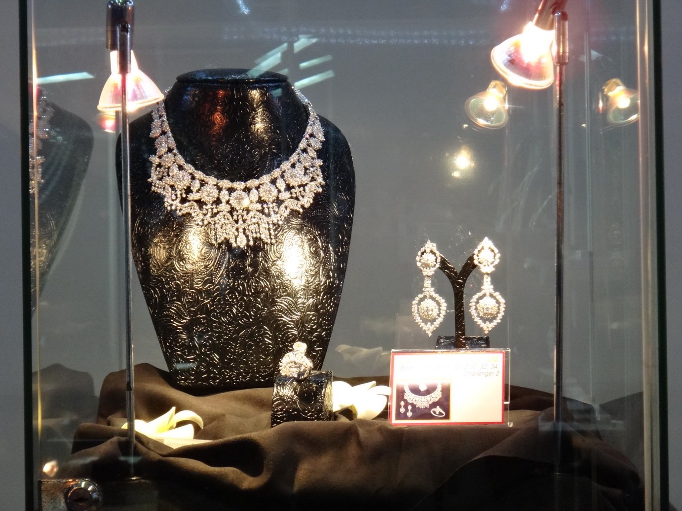 Ploi Thai Jewelry Creation Award in Bangkok Gems & Jewelry Fair ครั้งที่ 49 February 2012 By L.S. Jewelry Group