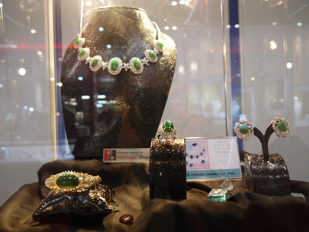 ชุดเครื่องประดับหยกของ Lee Seng Jewelry  (L.S. Jewelry Group) ได้รับการคัดเลือกจาก Ploi Thai ในงาน Bangkok Gems & Jewelry Group ครั้งที่ 51 “พลอยไทย” 2013 จากจำนวนกว่า 3,000 บริษัทที่ร่วมในงาน Bangkok Gems & Jewelry Fair 51st