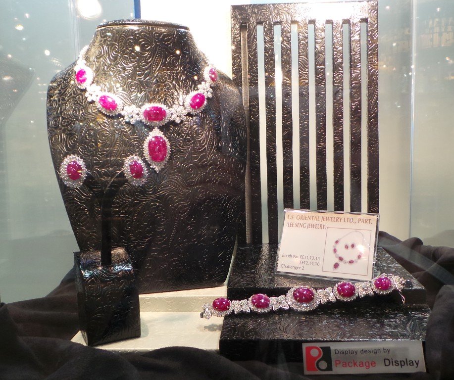 ชุดจิวเวลรี่ Certified Unheated Star Burmese Ruby รวม 170 กะรัต Lee Seng Jewelry (L.S. Jewelry Group) ได้รับการคัดเลือกจากบริษัทที่เข้าร่วมงาน Bangkok Gems กว่า 2,500 บริษัท ให้เป็นชุดจิวเวลรี่ Master piece จัดแสดงในงาน Bangkok Gems & Jewelry Fair 