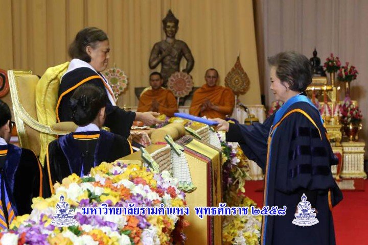 ภาพบรรยายกาศงานรับปริญญาดุษฎีบัณฑิตกิตติมศักดิ์ของคุณนฤมล สุรเศรษฐ (President กลุ่ม L.S. Jewelry Group , Lee Seng Jewelry)
