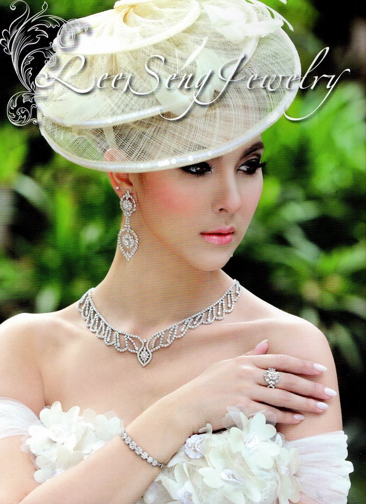 ชุดจิวเวลรี่เพชรน้ำหนึ่ง Heart & Arrow ของ Lee Seng Jewelry บนปกและเซตในนิตยสาร I DO ฉบับพิเศษ Wedding Special 2014 issue 63