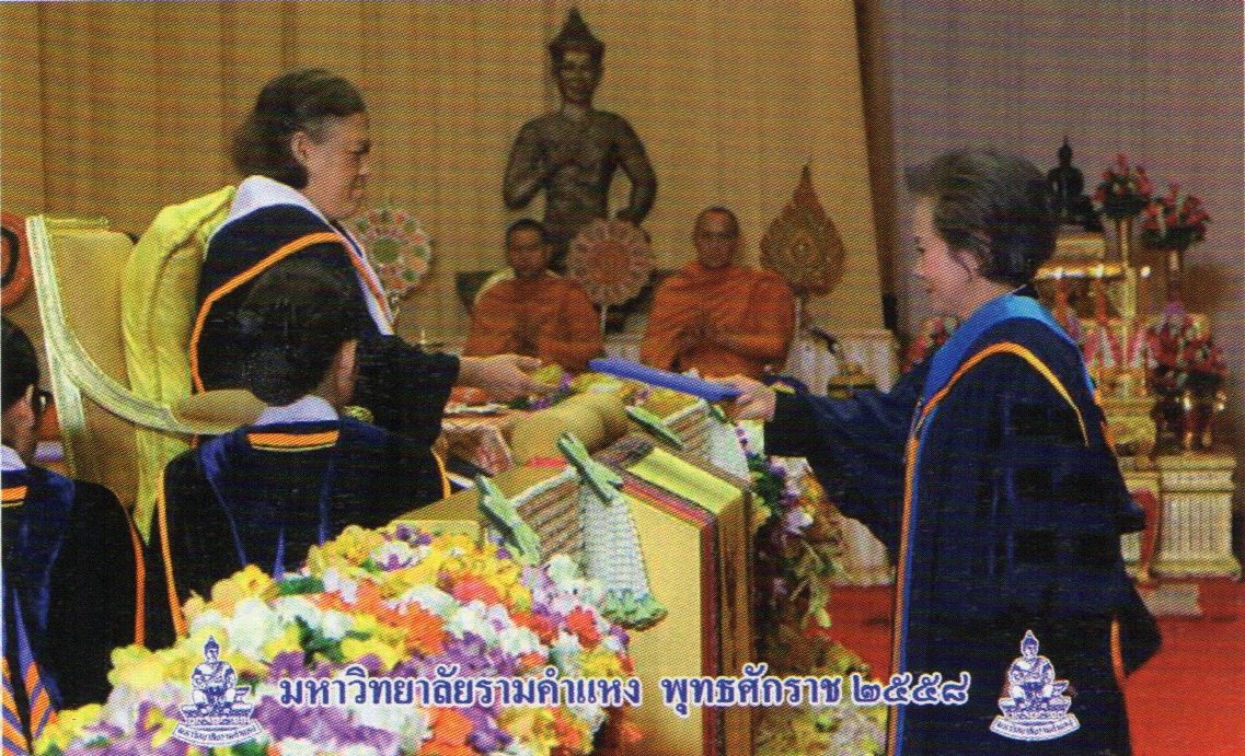 ข่าวคุณนฤมล สุรเศรษฐ (President กลุ่ม L.S. Jewelry Group , Lee Seng Jewelry) รับปริญญาดุษฎีบัณฑิตกิตติมศักดิ์ สาขาวิชาการบริหารธุรกิจ จากมหาวิทยาลัยรามคำแหง ในนิตยสาร I Do ฉบับเดือนพฤษภาคม 2559