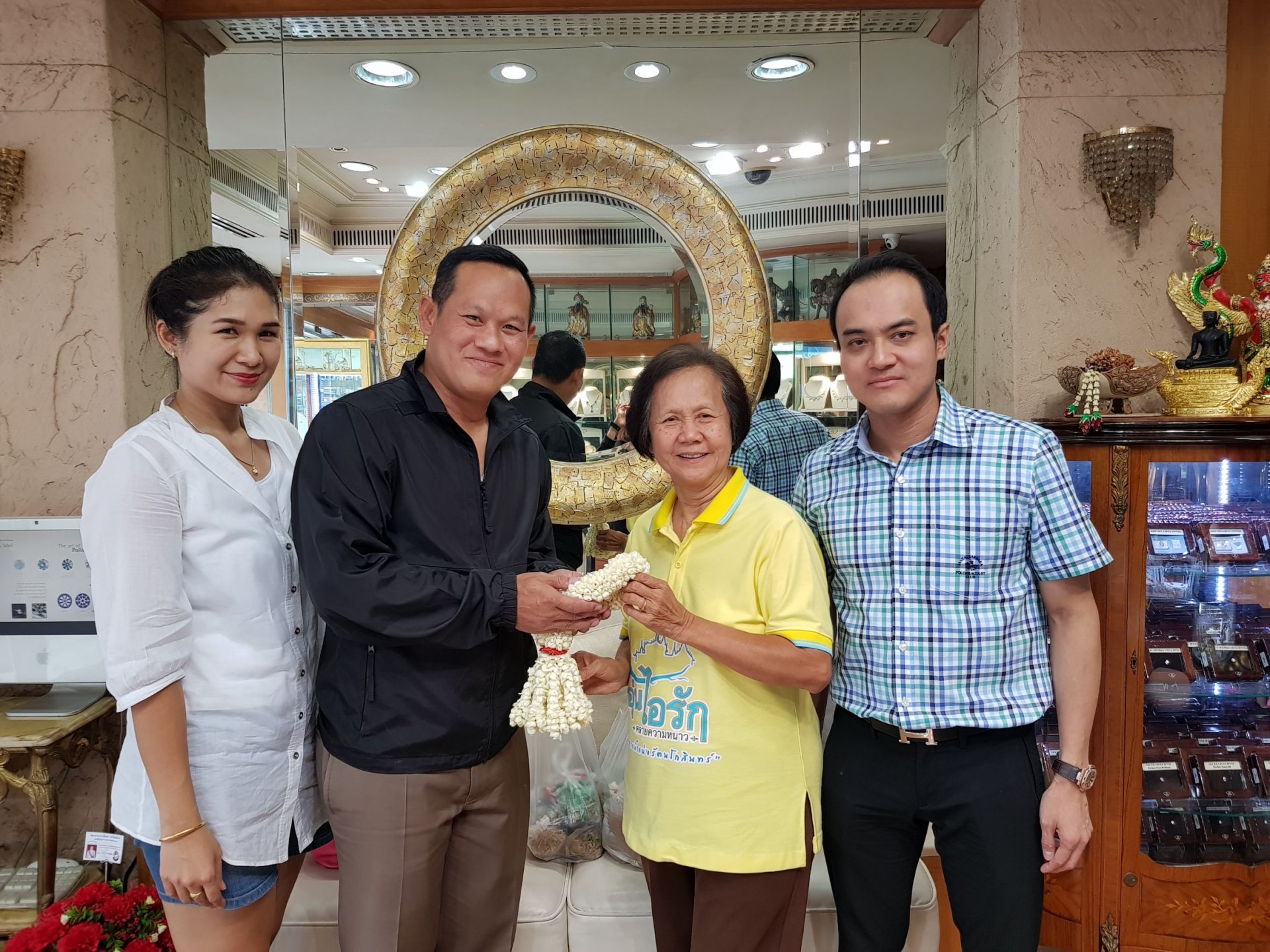 พ.ต.ท. ภูวดล อุ่นโพธิ รองผู้กำกับ สน.ชนะสงคราม ฝ่ายจราจร เข้าอวยพร  ดร.นฤมล สุรเศรษฐ ประธานผู้บริหาร L.S. Jewelry Group เนื่องในโอกาสวันคล้ายวันเกิด โดยมีดร.พีรวัฒน์ สุรเศรษฐ  ที่ปรึกษารองผบ.ตร. และประธาน กต.ตร.กทม.( ภาคประชาชน )  และดร.ธัชวิน สุรเศรษฐ  ท