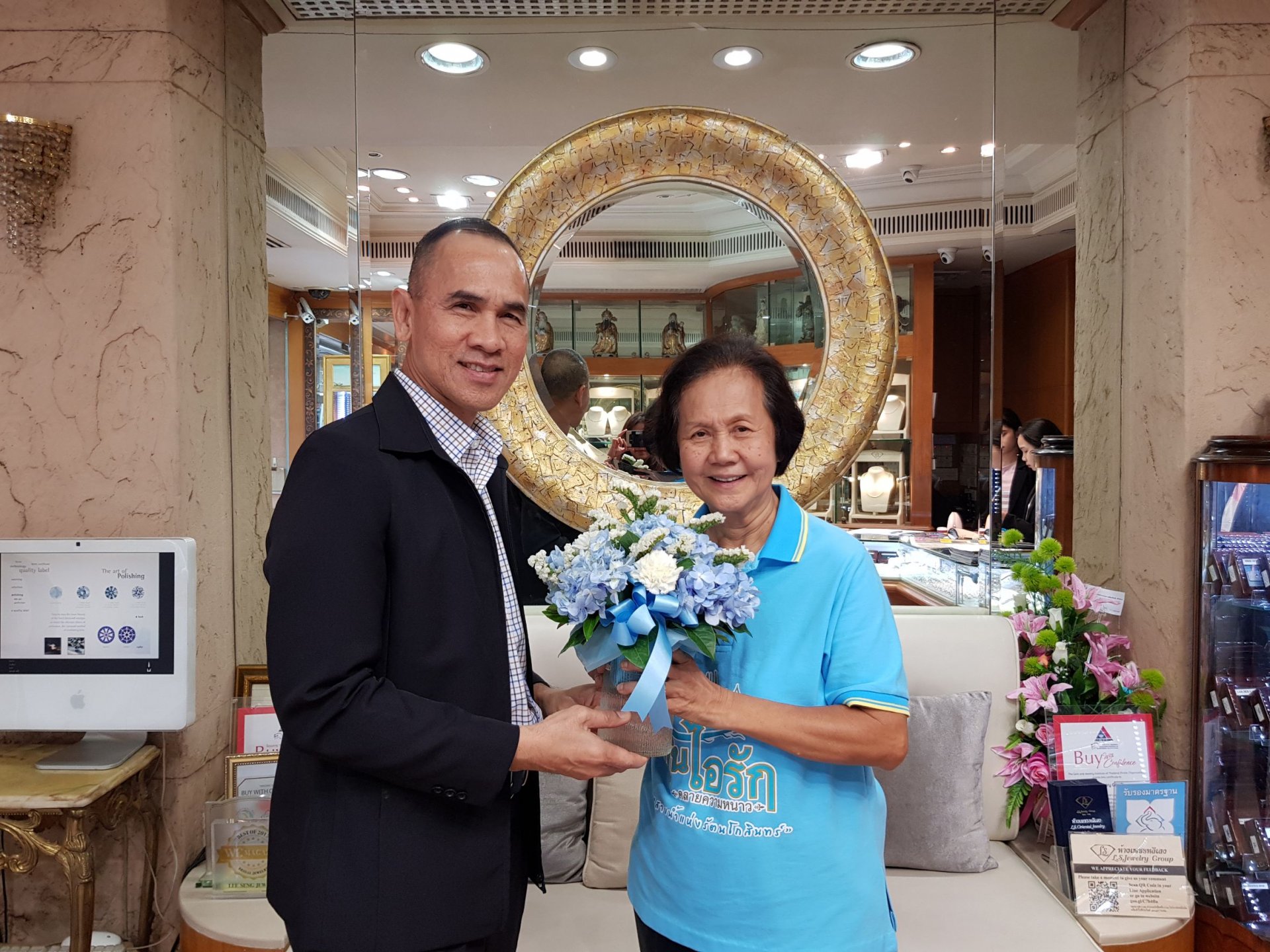 พล.ต.ต.จิรสันต์ แก้วแสงเอก รองผบช.น. เข้าแสดงความยินดีกับดร.นฤมล สุรเศรษฐ ที่ปรึกษารองผบ.ตร. และประธานที่ปรึกษากต.ตร.บก.น1 เนื่องในโอกาสที่ได้รับการเชิดชูเกียรติเป็น"แม่ตัวอย่างกรุงเทพมหานคร" โดยมีดร.พีรวัฒน์ - ดร.ธัชวิน สุรเศรษฐ ที่ปรึกษารองผบ.