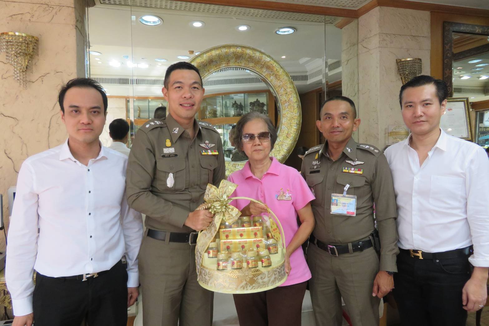 พ.ต.อ. จักรกริศน์ โฉสูงเนิน ผกก.สนชนะสงคราม และพ.ต.อ.พิทักษ์ สุทธิกุล ผกก4 บก.ปอศ. เข้าเยี่ยม ดร.นฤมล สุรเศรษฐ ประธาน L.S. Jewelry Group ,คุณพีรวัฒน์ สุรเศรษฐ และคุณธัชวิน สุรเศรษฐ ที่ปรึกษา รอง.ผบ.ตร.และประธานและรองประธานกต.ตร.บก.น.1 