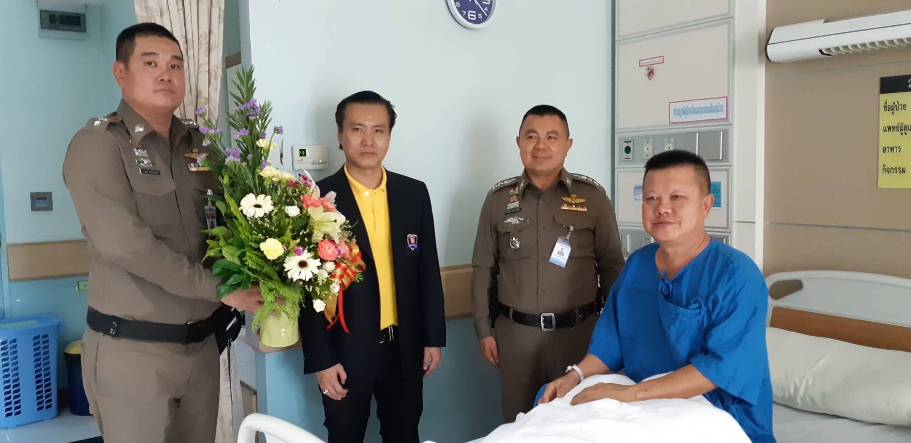 ดร.พีรวัฒน์ สุรเศรษฐ ที่ปรึกษารองผบ.ตร. ประธานกต.ตร.กทม.(ภาคประชาชน)พ.ต.อ. มนต์ชัย ศีรประเสริฐ รองผู้บังคับการ ตำรวจนครบาล 1 ( รอง ผบก. น.1)พร้อมท่านพร้อมคณะได้เดินทางมาเยี่ยมท่าน พล.ต.ต.วรพงษ์ ทองไพบูลย์ ผู้บังคับการตำรวจท่องเที่ยว ๑ ณ.โรงพยาบาลพระมงกุฎ
