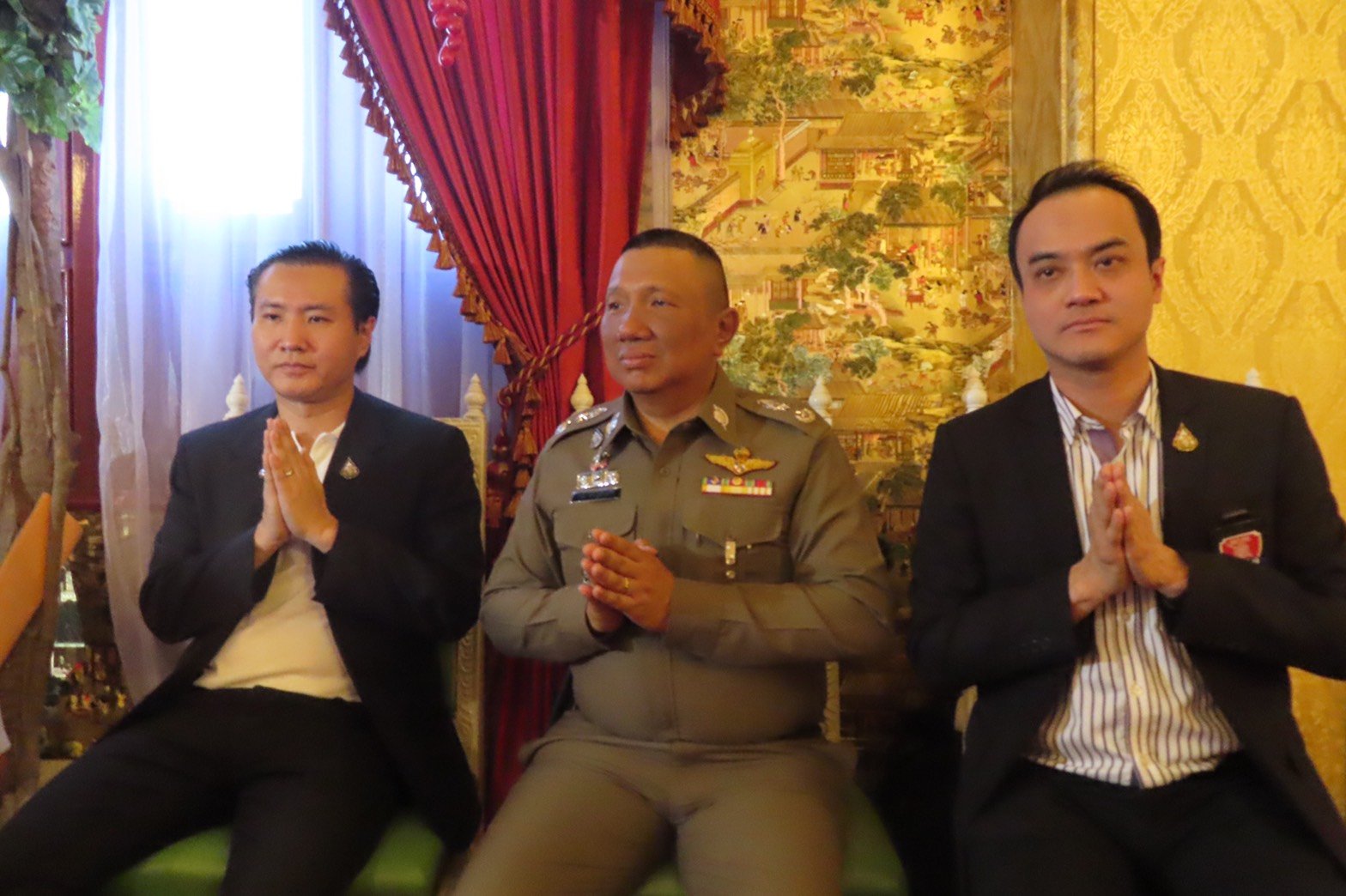 พล.ต.ต.ดร.เสนิต สำราญสำรวจกิจ ผบก.น.1 , ดร.พีรวัฒน์ - ดร.ธัชวิน สุรเศรษฐ ที่ปรึกษารองผบ.ตร. และประธาน กต.ตร.กทม.( ภาคประชาชน ) และประธานกต.ตร.บก.น.1 - สน.ชนะสงคราม ร่วมงานวันคล้ายวันเกิดเจ้าอาวาสวัดหงส์รัตนาราม ณ วัดหงส์รัตนาราม วันที่ 30 กรกฎาคม 62