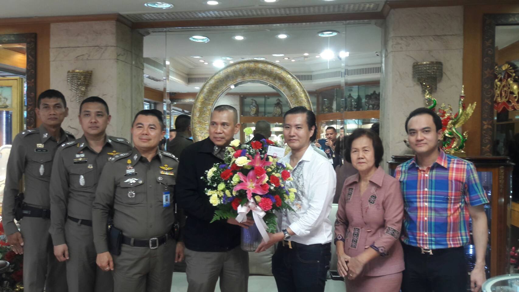 พล.ต.อ.เฉลิมเกียรติ ศรีวรขาน รอง.ผบ.ตร. แสดงความยินดีกับ ดร.พีรวัฒน์ สุรเศรษฐ ที่ปรึกษารองผบ.ตร.และประธานกต.ตร.บก.น.1 เนื่องในวันคล้ายวันเกิด โดยมีดร.นฤมล สุรเศรษฐ ประธานผู้บริหาร L.S. Jewelry Group และคุณ.ธัชวิน สุรเศรษฐ ที่ปรึกษา รอง.ผบ.ตร. และรอง.ประธา