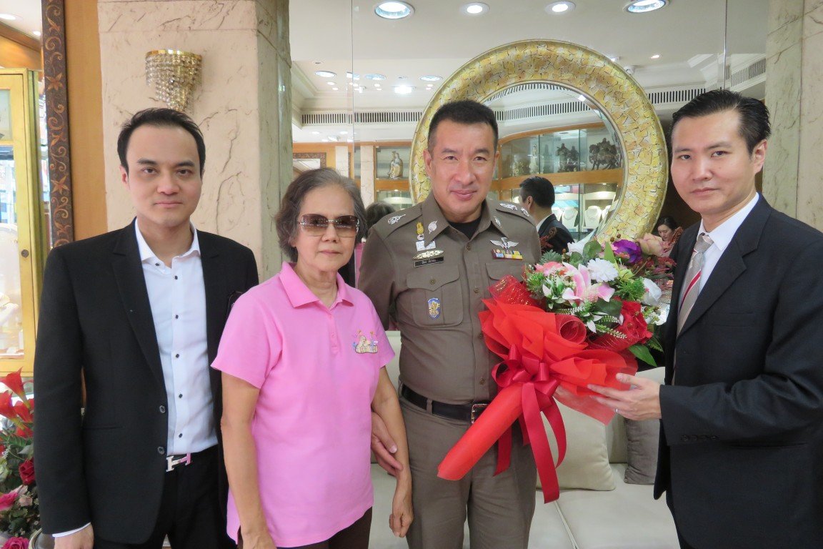 พล.ต.ต.ปิยะ ต๊ะวิชัย รองผู้บัญชาการสำนักงานคณะกรรมการข้าราชการตำรวจ เข้าเยี่ยม ดร.นฤมล สุรเศรษฐ ประธาน L.S. Jewelry Group, คุณพีรวัฒน์ สุรเศรษฐ ที่ปรึกษา รอง.ผบ.ตร.และประธาน กตตร.บก.น.1 และคุณธัชวิน สุรเศรษฐ ที่ปรึกษา รอง.ผบ.ตร.และรองประธาน กต.ตร.บก.น.1
