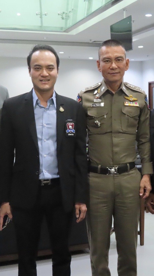 พล.ต.ท. เชษฐา โกมลวรรธนะ ผู้บัญชาการตำรวจท่องเที่ยว และพล.ต.ต.วรพงษ์ ทองไพบูลย์ ผบก.ทท.1 เป็นประธานในการประชุมที่ปรึกษากองบัญชาการตำรวจท่องเที่ยว ครั้งที่3/2562 พร้อมด้วย ดร.พีรวัฒน์ - ดร.ธัชวิน สุรเศรษฐ ผู้บริหาร L.S.JEWELRY GROUP, ที่ปรึกษารองผบ.ตร., ที