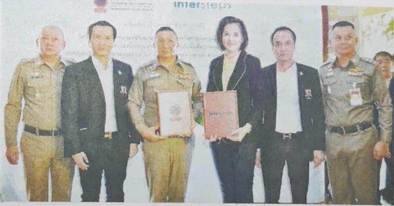 หนังสือพิมพ์คมชัดลึก ฉบับเดือนสิงหาคม 2562 พล.ต.ต.ดร.เสนิต สำราญสำรวจกิจ ผบก.น.1 เป็นประธาน โดยมี ดร.พีรวัฒน์ - ดร.ธัชวิน สุรเศรษฐ ที่ปรึกษารองผบ.ตร. ,ประธานกต.ตร.กทม.(ภาคประชาชน) ,ประธานกต.ตร.บก.น.1 - สน.ชนะสงคราม ร่วมพิธีลงนามบันทึกข้อตกลงความร่วมมือระห