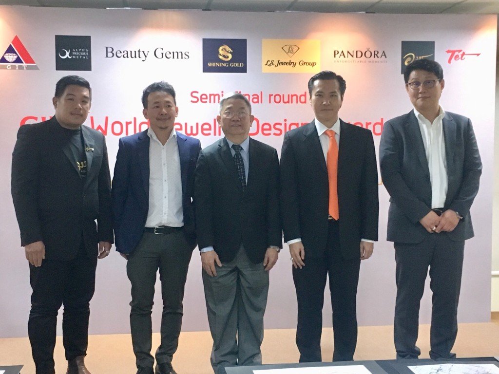 คุณพีรวัฒน์ สุรเศรษฐ (M.D. L.S. Jewelry Group) กรรมการคัดเลือกผลงานการออกแบบเครื่องประดับ โครงการ GIT’s World Jewelry Design Awards 2018 จัดโดยสถาบันวิจัยและพัฒนาอัญมณีและเครื่องประดับแห่งชาติ(GIT)(องค์การมหาชน) ตัดสินแบบวาดรอบSemi-final ในวันที่1มิ.ย.61  คุณพีรวัฒน์ สุรเศรษฐ (M.D. L.S. Jewelry Group) กรรมการคัดเลือกผลงานการออกแบบเครื่องประดับ โครงการ GIT’s World Jewelry Design Awards 2018 จัดโดยสถาบันวิจัยและพัฒนาอัญมณีและเครื่องประดับแห่งชาติ(GIT)(องค์การมหาชน) ตัดสินแบบวาดรอบSemi-final ในวันที่1มิ.ย.61