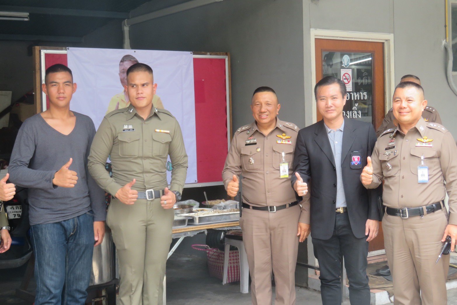 พล.ต.ต.ดร.เสนิต สำราญสำรวจกิจ ผบก.น.1 ,ดร.พีรวัฒน์ สุรเศรษฐ ที่ปรึกษารองผบ.ตร.และประธานกต.ตร.กทม.(ภาคประชาชน) ,ดร.ธัชวิน สุรเศรษฐ ที่ปรึกษารองผบ.ตร.และ ประธานกต.ตร.บก.น.1 - ประธานกต.ตร.สน.ชนะสงคราม ,พ.ต.อ.มนต์ชัย ศรีประเสริฐ รองผบก.น.1 และพ.ต.อ.สมศักดิ์ชั