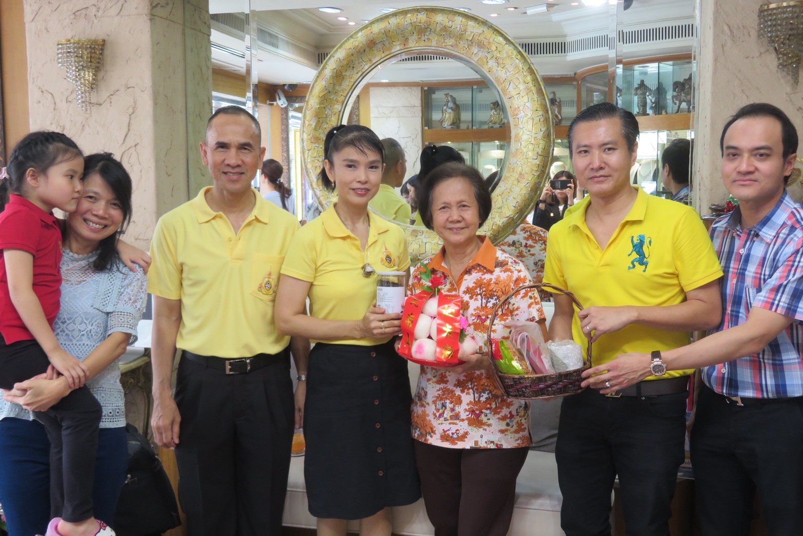 พล.ต.ต.จิรสันต์ แก้วแสงเอก รองผบช.น. และคุณ.วัชรี แก้วแสงเอก รองประธานชมรมแม่บ้านตำรวจนครบาล เข้าอวยพร  ดร.นฤมล สุรเศรษฐ ประธานผู้บริหาร L.S.Jewelry Group เนื่องในโอกาสวันคล้ายวันเกิด โดยมีดร.พีรวัฒน์ สุรเศรษฐ  ที่ปรึกษารองผบ.ตร. และประธาน กต.ตร.กทม.( ภาค