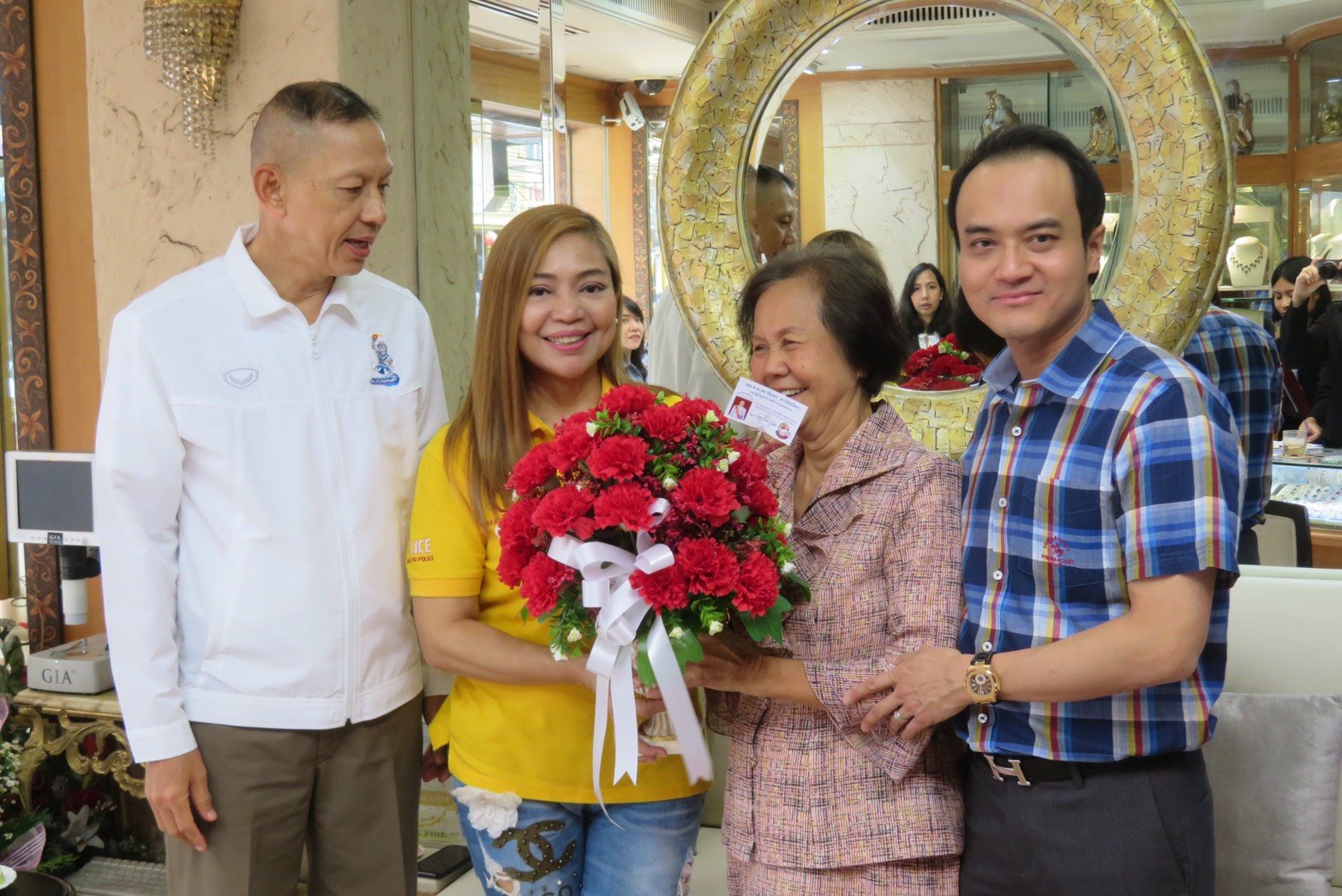 พล.ต.ต.ชัยพร พานิชอัตรา รองผบช.น. และพญ.จีรทัศน์ พานิชอัตรา(ภริยา) เข้าอวยพรดร.นฤมล สุรเศรษฐ ประธานผู้บริหาร L.S.Jewelry Group เนื่องในโอกาสวันคล้ายวันเกิด โดยมีดร.พีรวัฒน์ สุรเศรษฐ ที่ปรึกษารองผบ.ตร. และประธาน กต.ตร.กทม.( ภาคประชาชน ) และดร.ธัชวิน สุรเศร