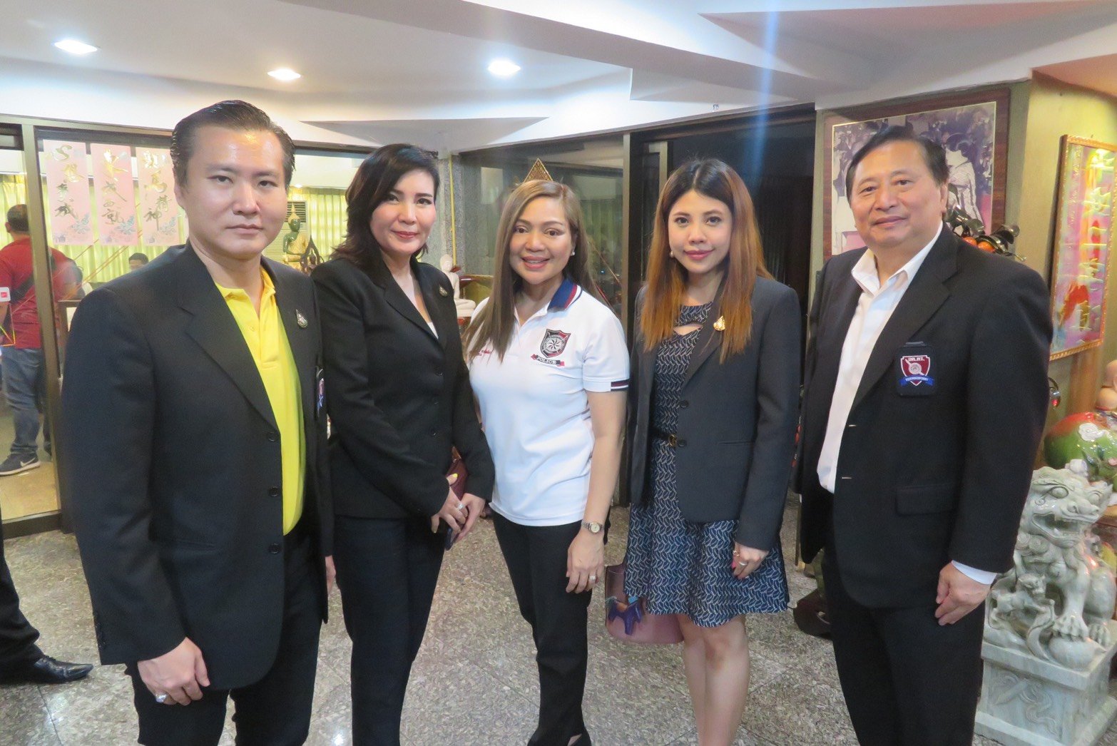 พล.ต.ต.ดร.ชัยพร พานิชอัตรา รองผบช.น.และ ภริยา พร้อมด้วยดร.พีรวัฒน์ สุรเศรษฐ  ที่ปรึกษารองผบ.ตร. และประธาน กต.ตร.กทม.(ภาคประชาชน) และคณะกต.ตร.กทม. ร่วมเดินทางเพื่อดูการยกระดับการให้การบริการประชาชนในทุกๆมิติในรูปแบบ ONE STOP SERVICE หรือ(OSS.) ร่วมรัปประทา