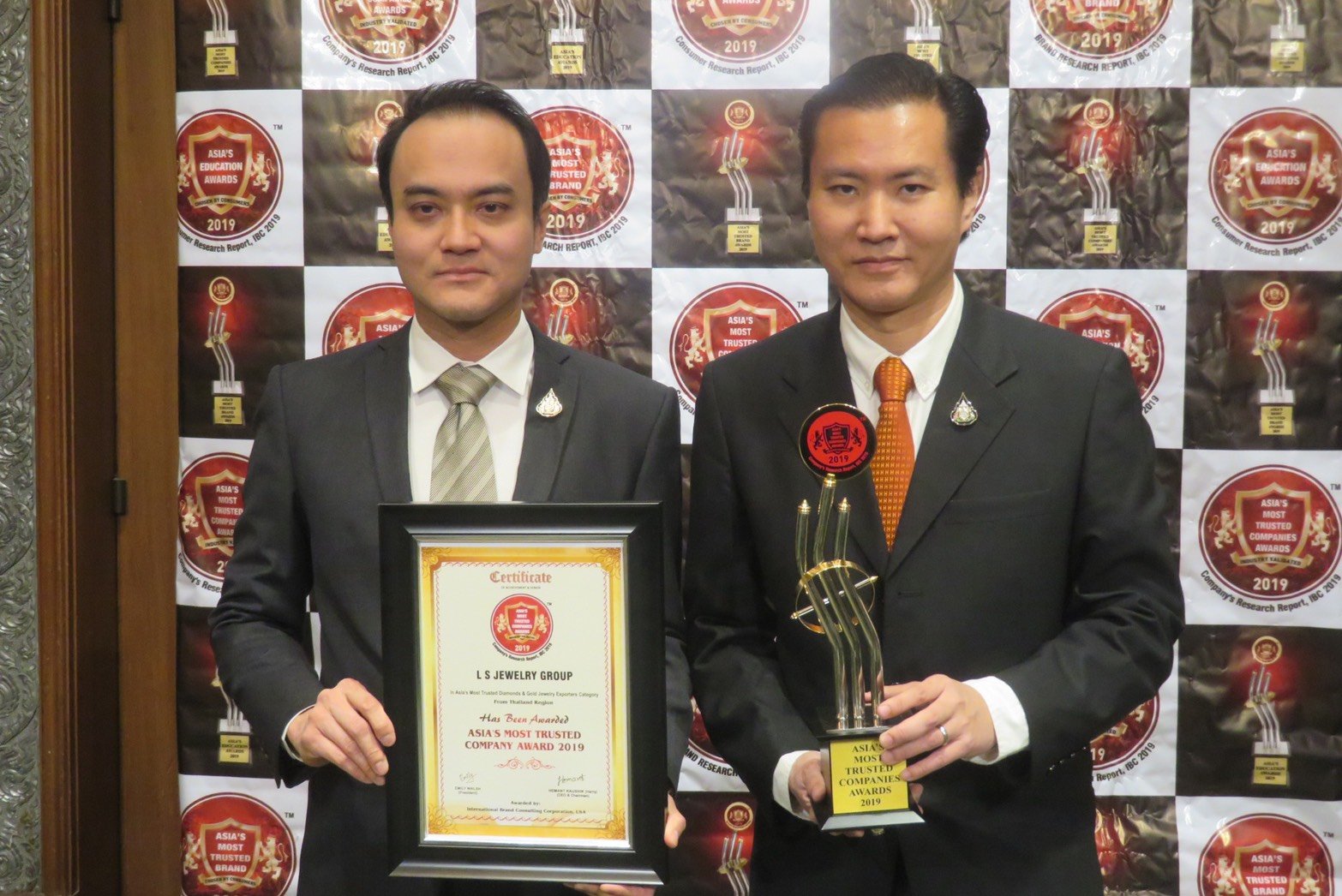 ห้างเพชรหลีเสง L.S.JEWELRY GROUP ได้รับรางวัลในงาน  ASIA'S MOST TRUSTED COMPANIES AWARD 2019  ในกลุ่มของเครื่องประดับและผู้ส่งออกเพชรที่น่าเชื่อถือที่สุดในเอเชีย ซึ่งเป็นรางวัลที่มอบให้กับบริษัทหรือหน่วยงานห้างร้านที่ได้มาตรฐานในระดับสากล โดยมี ดร.พี