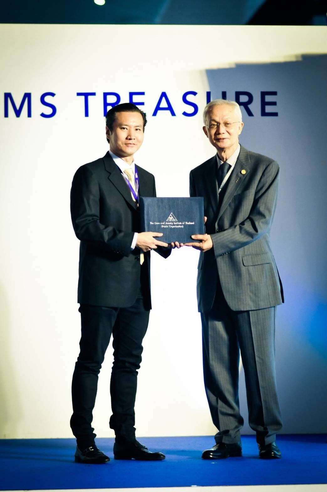ดร.พีรวัฒน์ สุรเศรษฐ M.D. L.S. Jewelry Group และกรรมการตัดสินผลงานการออกแบบเครื่องประดับ โครงการ GIT’s World Jewelry Design Awards 2018 รับมอบเกียรติบัตร จากสถาบันวิจัยและพัฒนาอัญมณีและเครื่องประดับแห่งชาติ(GIT)(องค์การมหาชน) ณ.เมืองทองธานี วันที่7ก.ย.61
