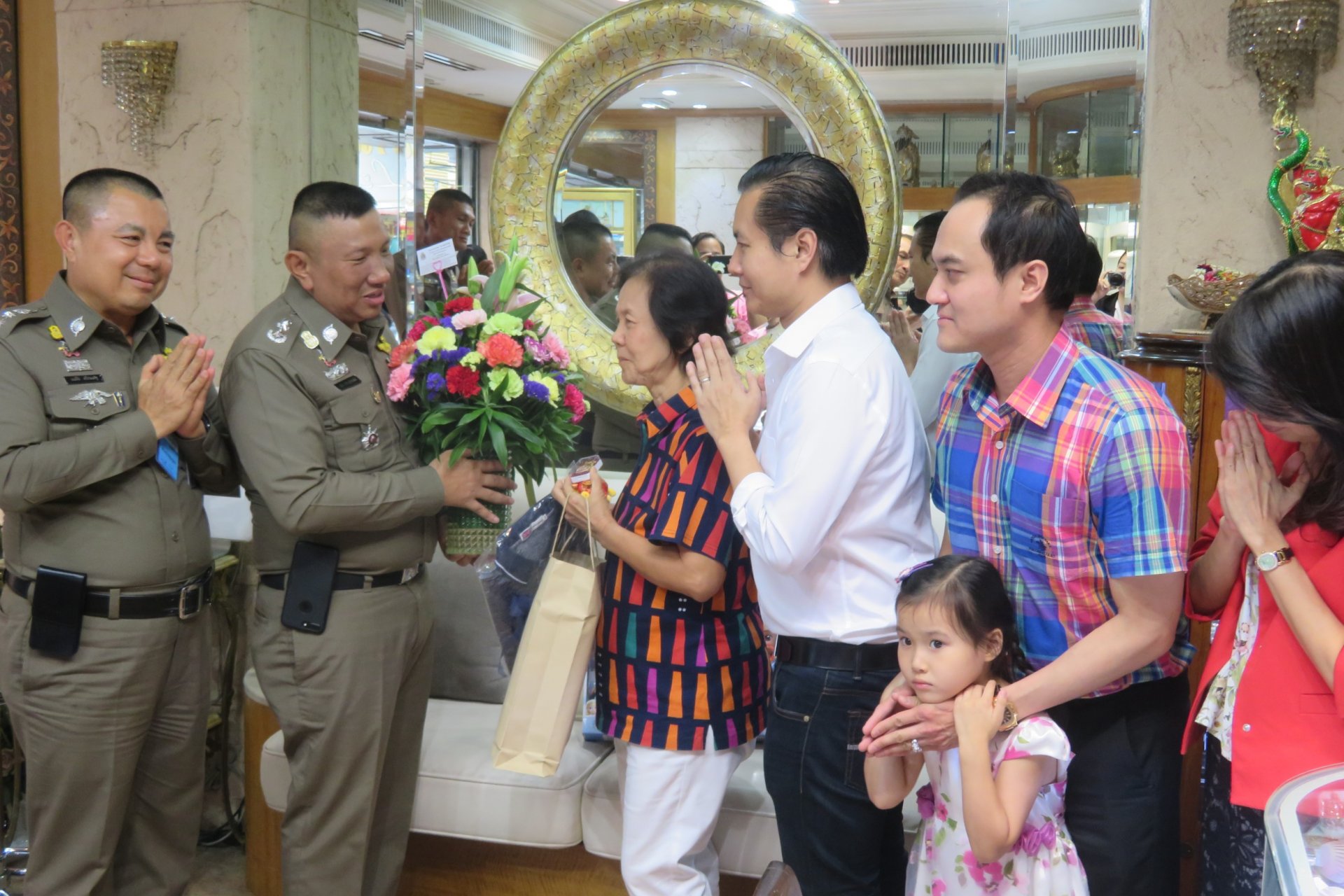 พล.ต.ต.ดร.เสนิต สำราญสำรวจกิจ ผบก.น.1 และพ.ต.อ.มนต์ชัย ศรีประเสริฐ รองผบก.น.1 เข้าเยี่ยมและขอพรจากดร.นฤมล สุรเศรษฐ ประธานผู้บริหาร L.S.Jewelry group.เนืองในโอกาสเทศกาลปีใหม่ โดยมีดร.พีรวัฒน์ สุรเศรษฐ-คุณ.ธัชวิน สุรเศรษฐ ที่ปรึกษารองผบ.ตร.และประธาน-รองประธ