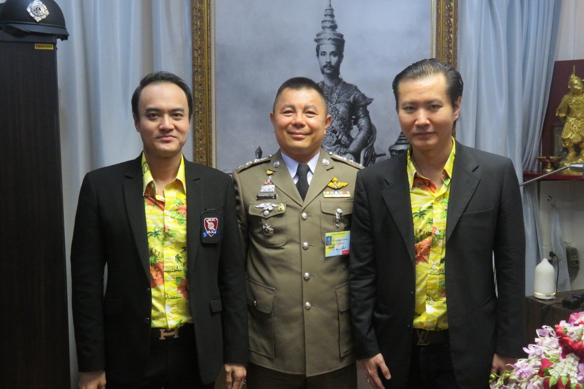 ดร.พีรวัฒน์ สุรเศรษฐ ที่ปรึกษารองผบ.ตร.และกต.ตร.กทม. และดร.ธัชวิน สุรเศรษฐ ที่ปรึกษารองผบ.ตร. ,ประธานกต.ตร.บก.น.1 และประธานกต.ตร.สน.ชนะสงคราม ขอพรจากพ.ต.อ.มนต์ชัย ศรีประเสริฐ  รองผบก.น.1 เนื่องในโอกาสวันปีใหม่ไทย(วันสงกรานต์) ณ. บชน. วันที่ 11 เม.ษ. 62