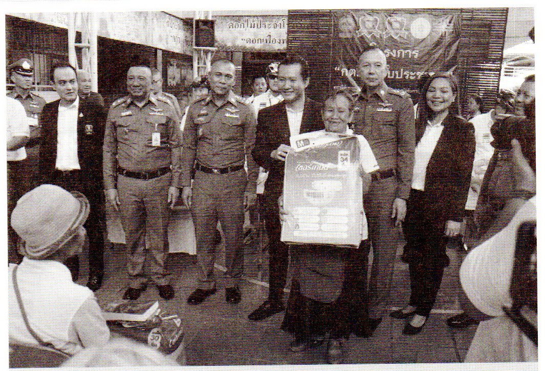 หนังสือพิมพ์ประชาไท ฉบับเดือนกรกฎาคม 2562 พล.ต.อ. เฉลิมเกียรติ ศรีวรขาน รองผบ.ตร ,พล.ต.ต.ดร.ชัยพร พานิชอัตรา รองผบช.น. ,พล.ต.ต.ดร.เสนิต สําราญสํารวจกิจ ผบก.น.1 ,ดร.พีรวัฒน์ - ดร.ธัชวิน สุรเศรษฐ ที่ปรึกษารองผบ.ตร. และประธาน กต.ตร.กทม.( ภาคประชาชน ) และประธ