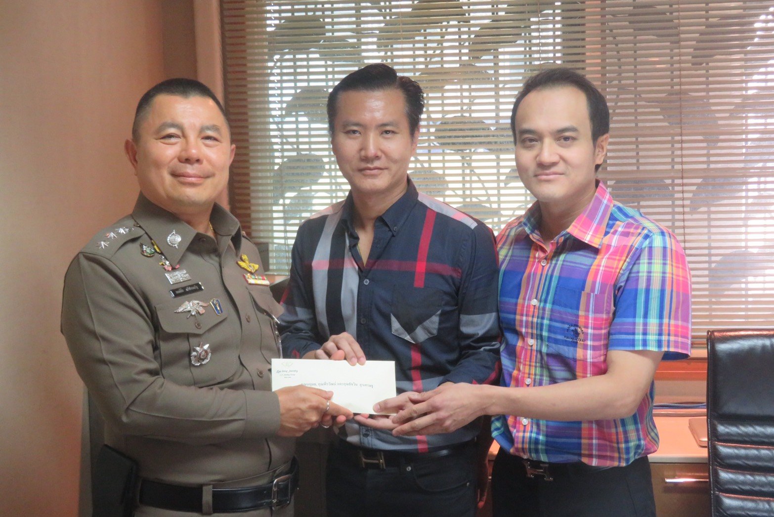 พ.ต.อ.มนต์ชัย ศรีประเสริฐ รองผบก.น.1 พร้อมด้วยดร.พีรวัฒน์ สุรเศรษฐ  ที่ปรึกษารองผบ.ตร. ,ประธาน กต.ตร.กทม.( ภาคประชาชน )และ ดร.ธัชวิน สุรเศรษฐ  ที่ปรึกษารองผบ.ตร. ,ประธาน กต.ตร.บก.น.1 - สน.ชนะสงคราม ให้การสนับสนุนสมทบทุนในการเก็บตัวฝึกซ้อมของนักกีฬามวยสากล