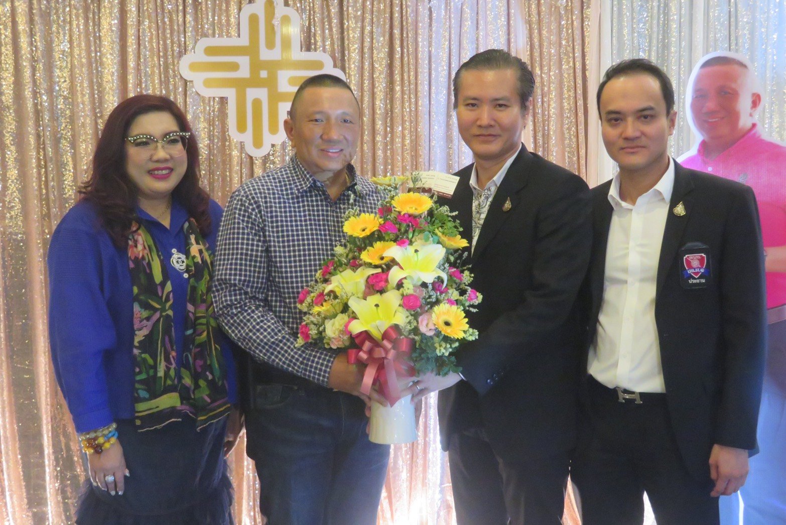 พล.ต.ต.ดร.เสนิต สำราญสำรวจกิจ ผบก.น.1 และคุณมนสิการ สำราญสำรวจกิจ(ภริยา) จัดงานฉลองวันคล้ายวันเกิด โดยมี พล.ต.ต.จิรสันต์ แก้วแสงเอก รองผบช.น. ,ดร.พีรวัฒน์ - ดร.ธัชวิน สุรเศรษฐ ที่ปรึกษารองผบ.ตร. และประธาน กต.ตร.กทม.( ภาคประชาชน ) และประธานกต.ตร.บก.น.1 - ส