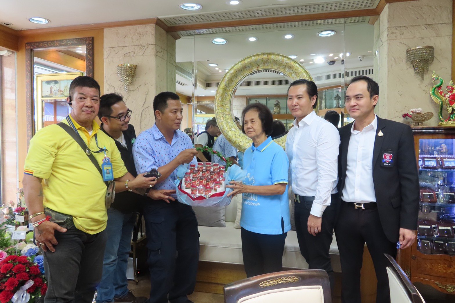 คณะผู้สื่อข่าว เข้าเยี่ยมดร.นฤมล สุรเศรษฐ ประธานผู้บริหาร L.S. JEWELRY GROUP โดยมีดร.พีรวัฒน์ - ดร.ธัชวิน สุรเศรษฐ ที่ปรึกษารองผบ.ตร. ,ประธานกต.ตร.กทม.(ภาคประชาชน) ,ประธานกต.ตร.บก.น.1 - สน.ชนะสงคราม ร่วมให้การต้อนรับ ณ ห้างเพชรหลีเสง วันที่ 25 ก.ค. 62